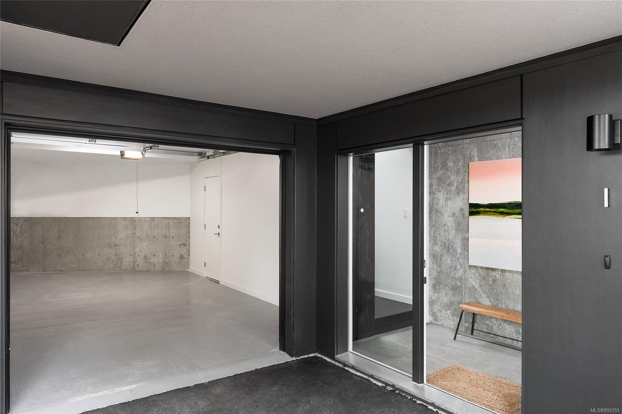 4-2910 Shelbourne St