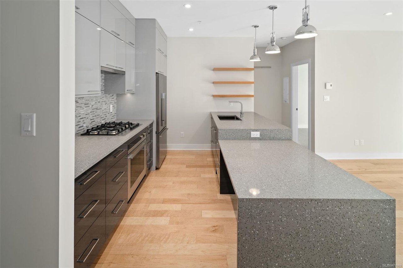 N212-1105 Pandora Ave