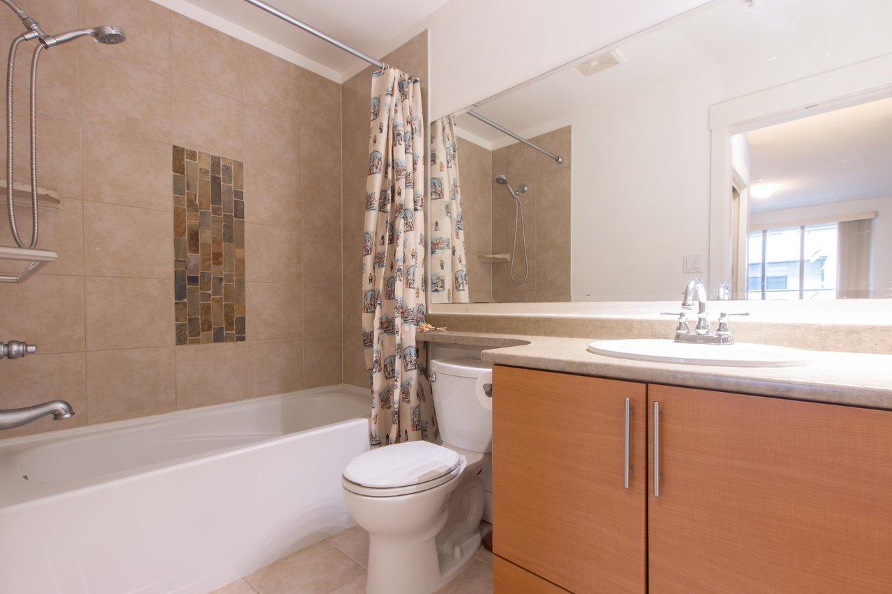 217-1211 Village Green Wy