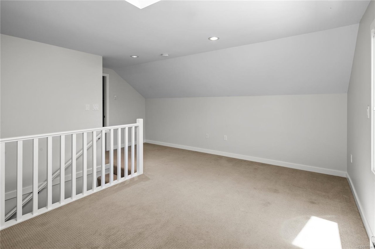 1054 Hillside Ave