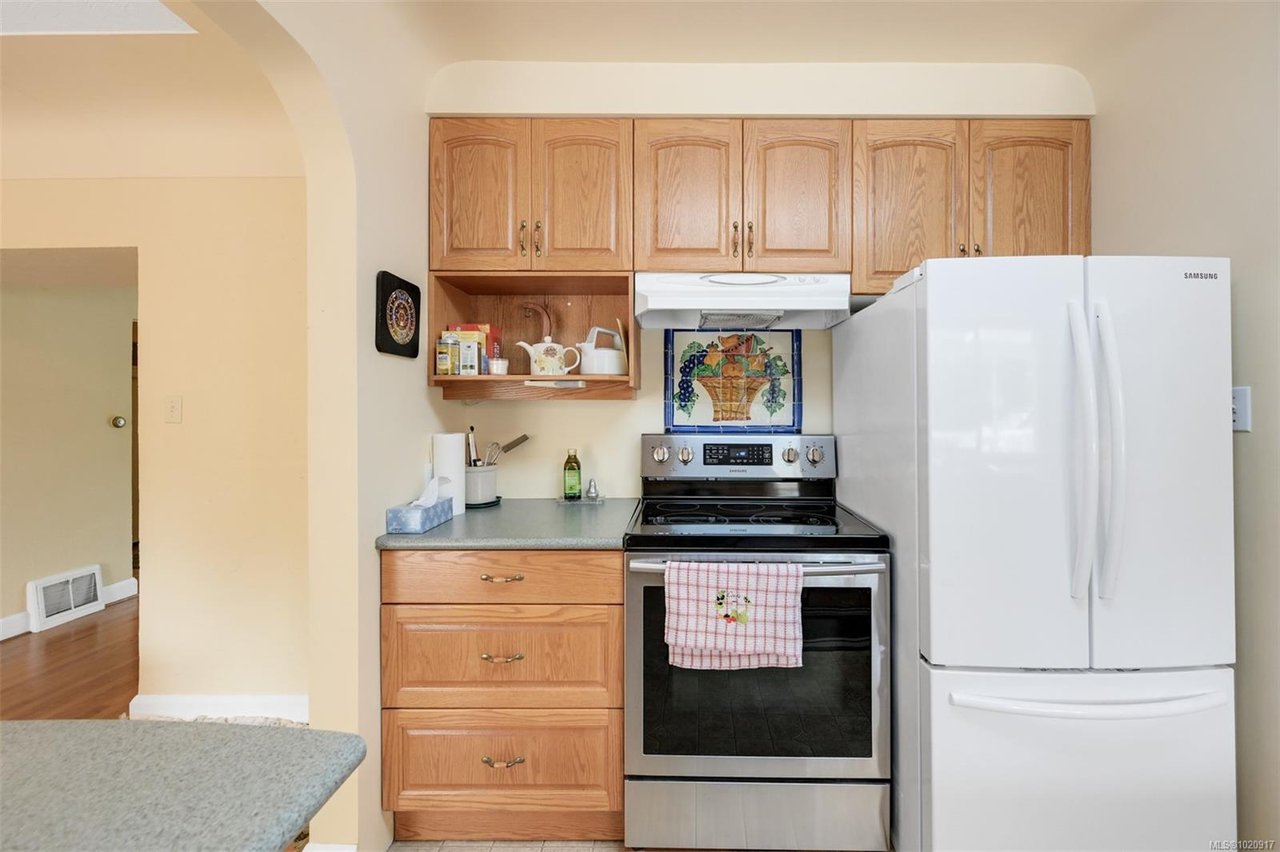 2587 MacDonald Dr