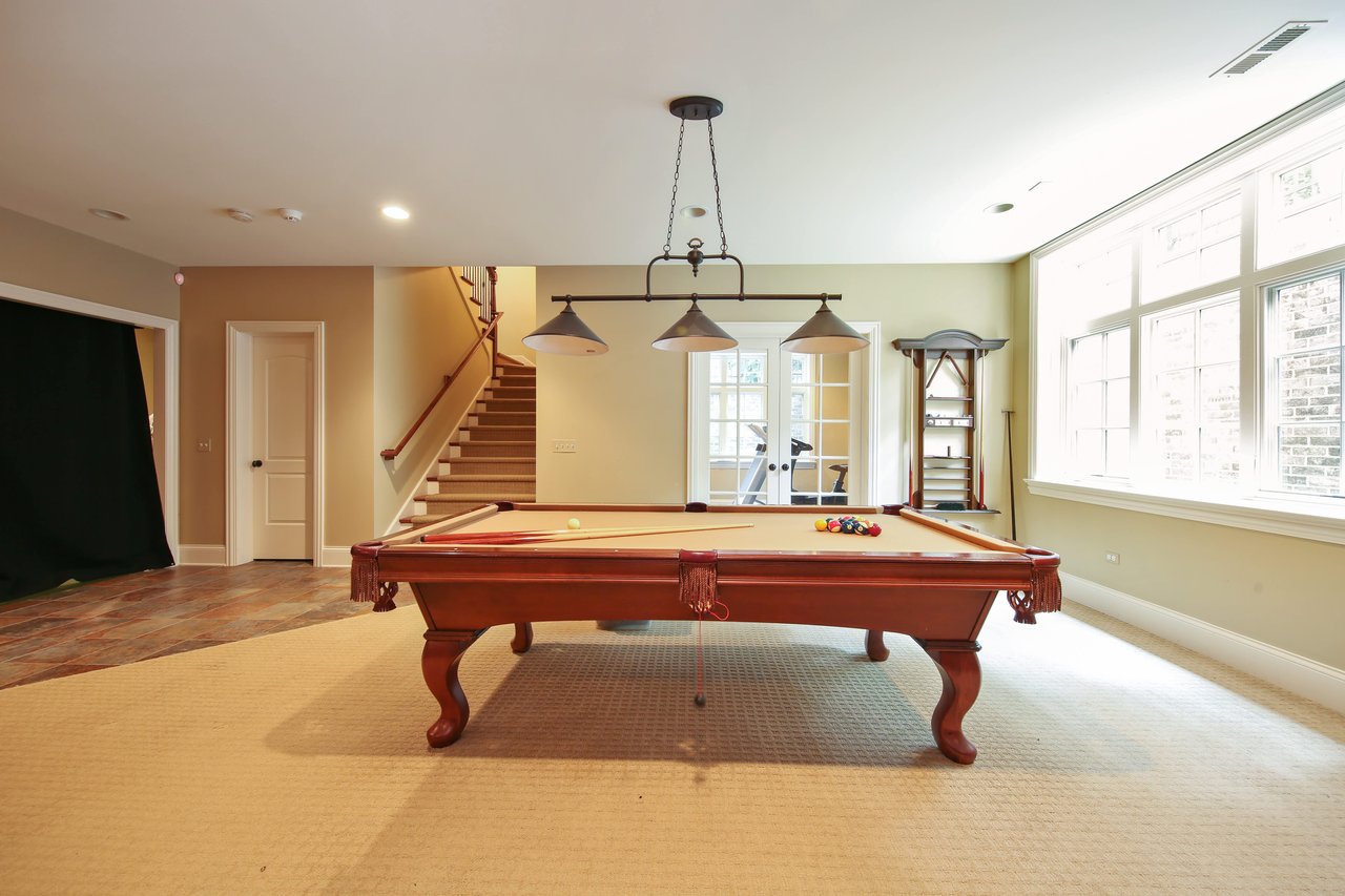 Chic & Elegant Home Near High School