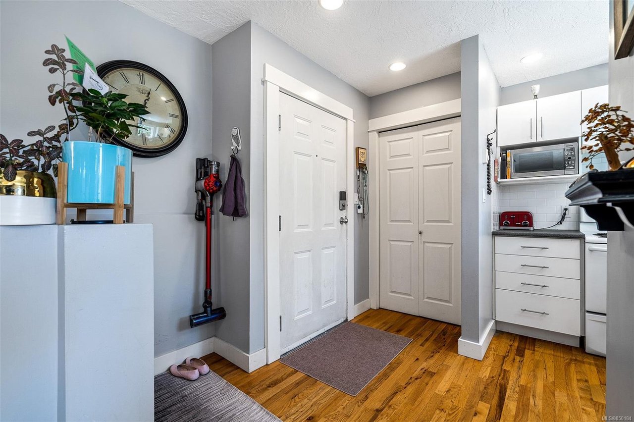 2-933 Empress Ave