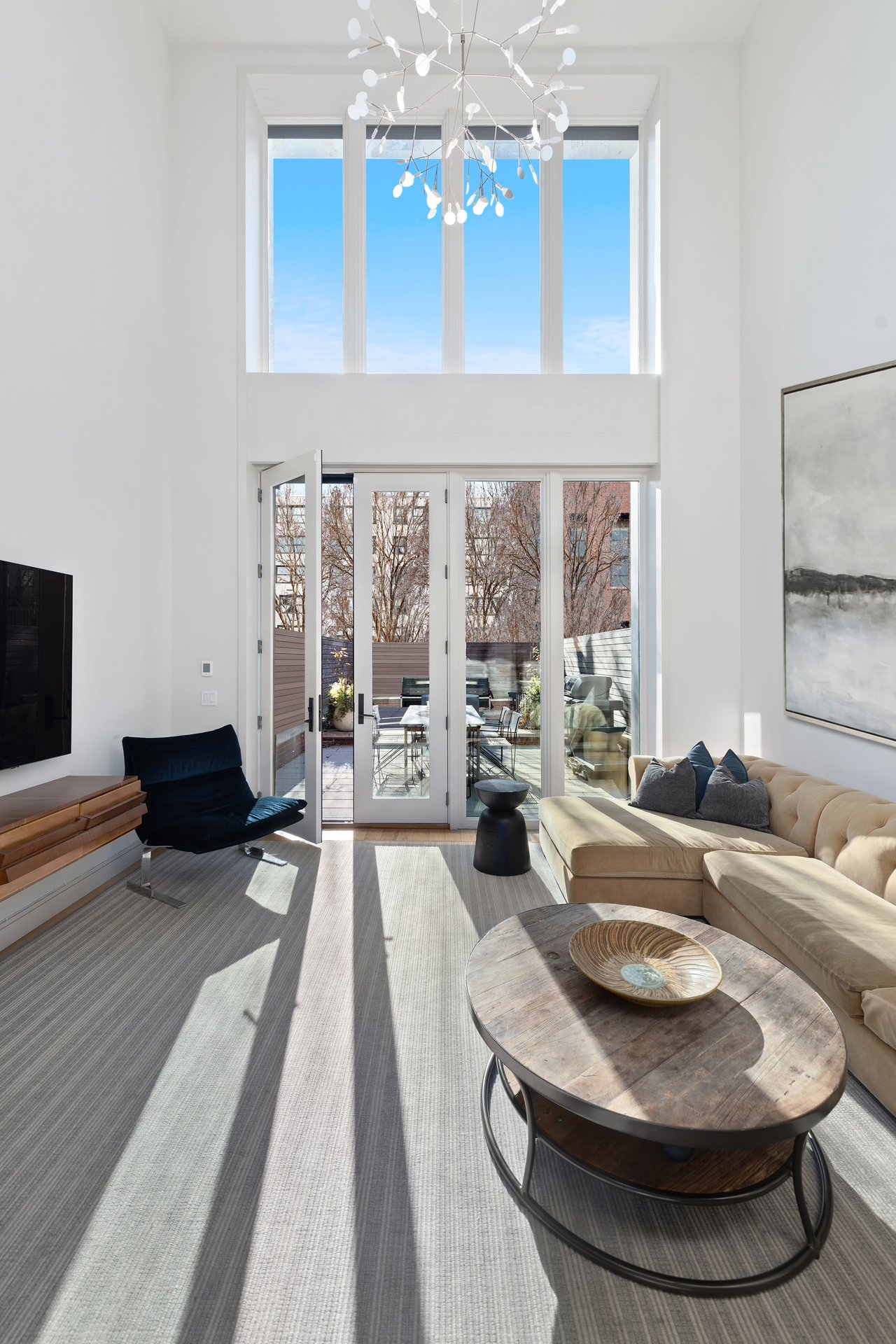 Living room with double heights ceiling and natural light