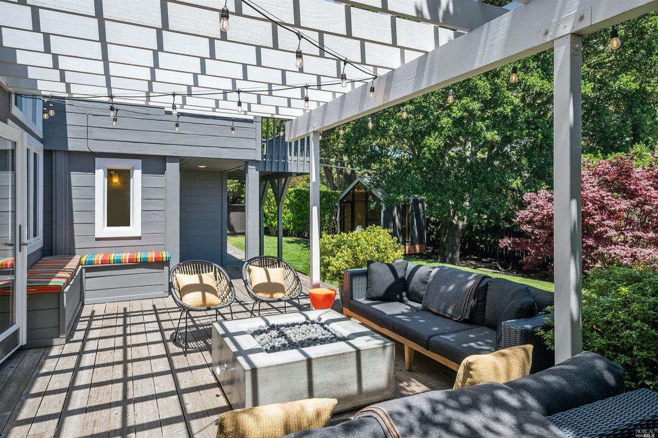 2 Cedarwood Ln