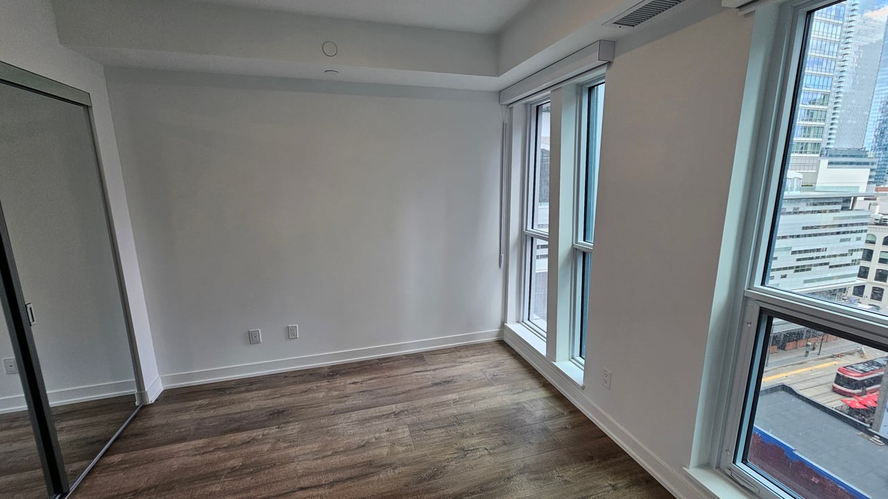327 King St W Unit: 901