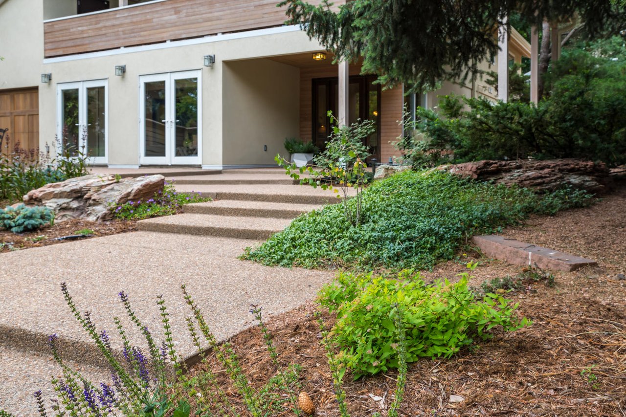 1010 Rosehill Dr