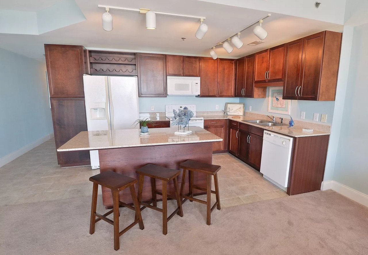 9860 S Thomas Drive Unit 1015