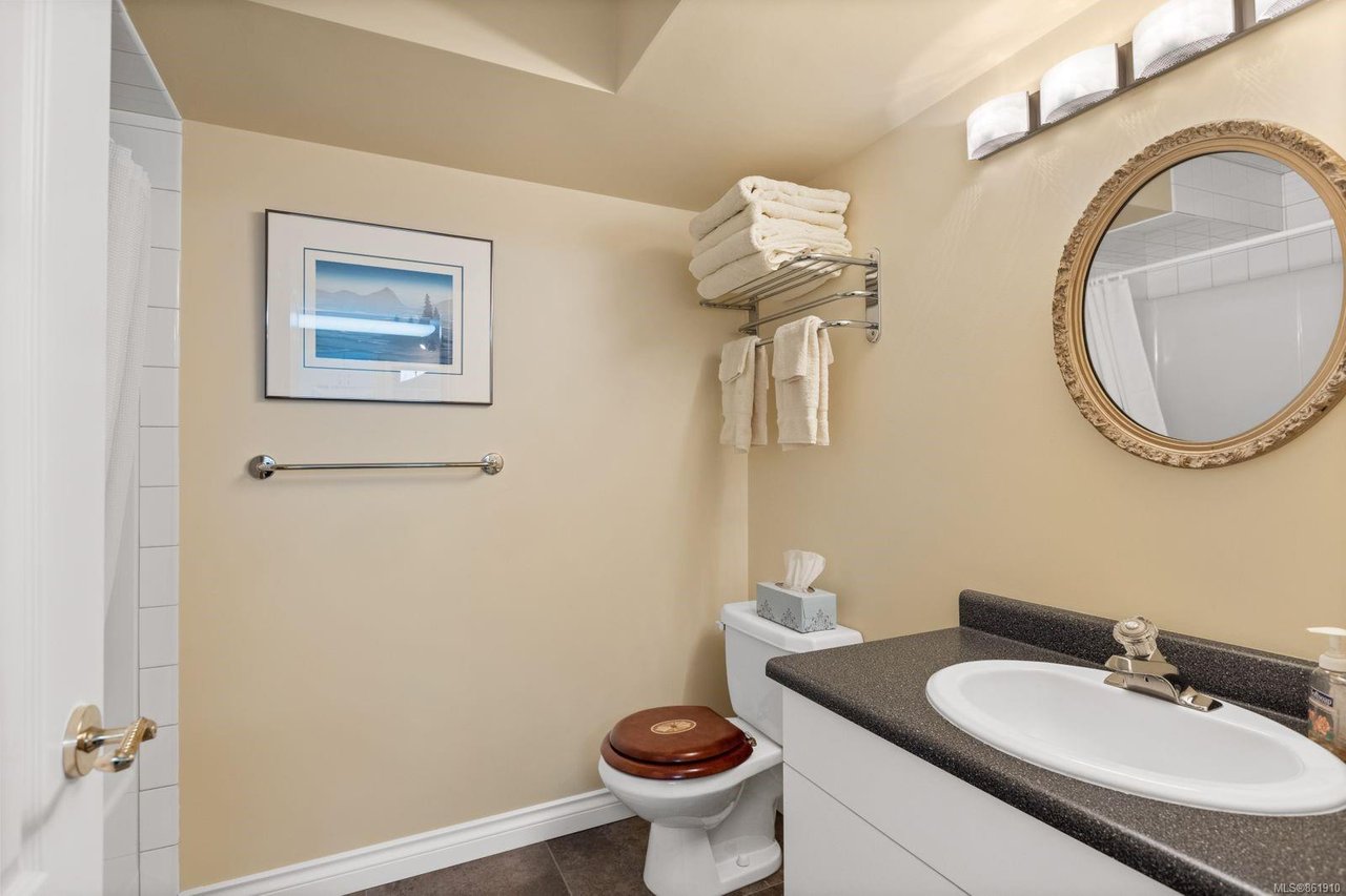 4349 Kingscote Rd, Cobble Hill