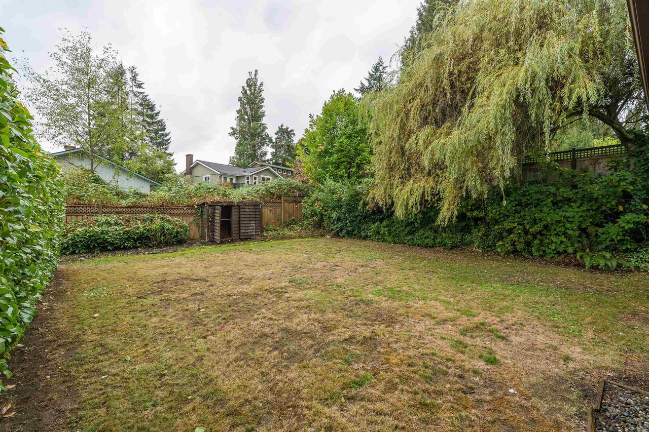 993 Friar Cres