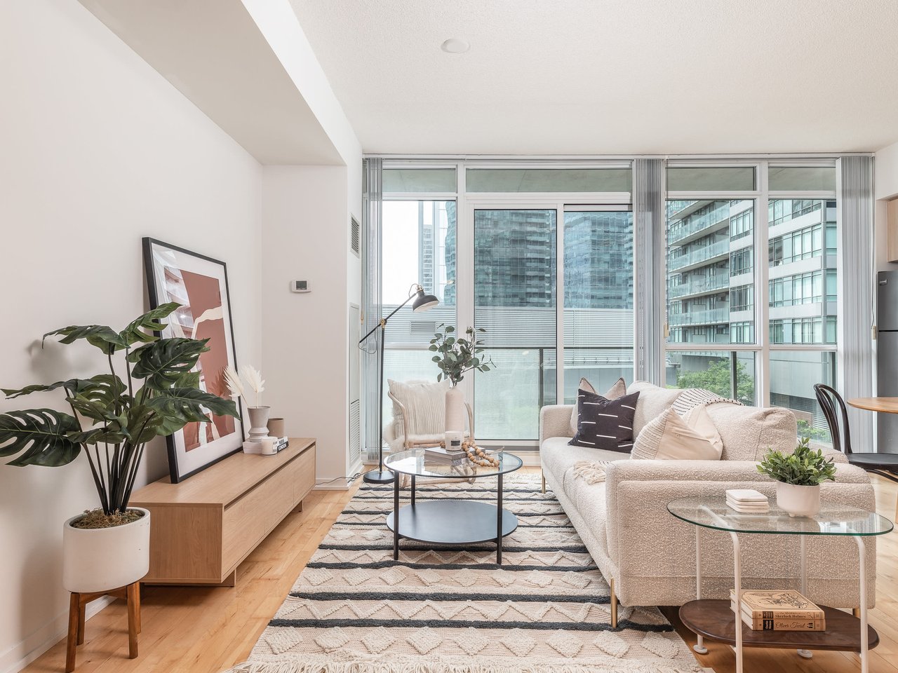 SOUTH SUITE IN MAPLE LEAF SQUARE