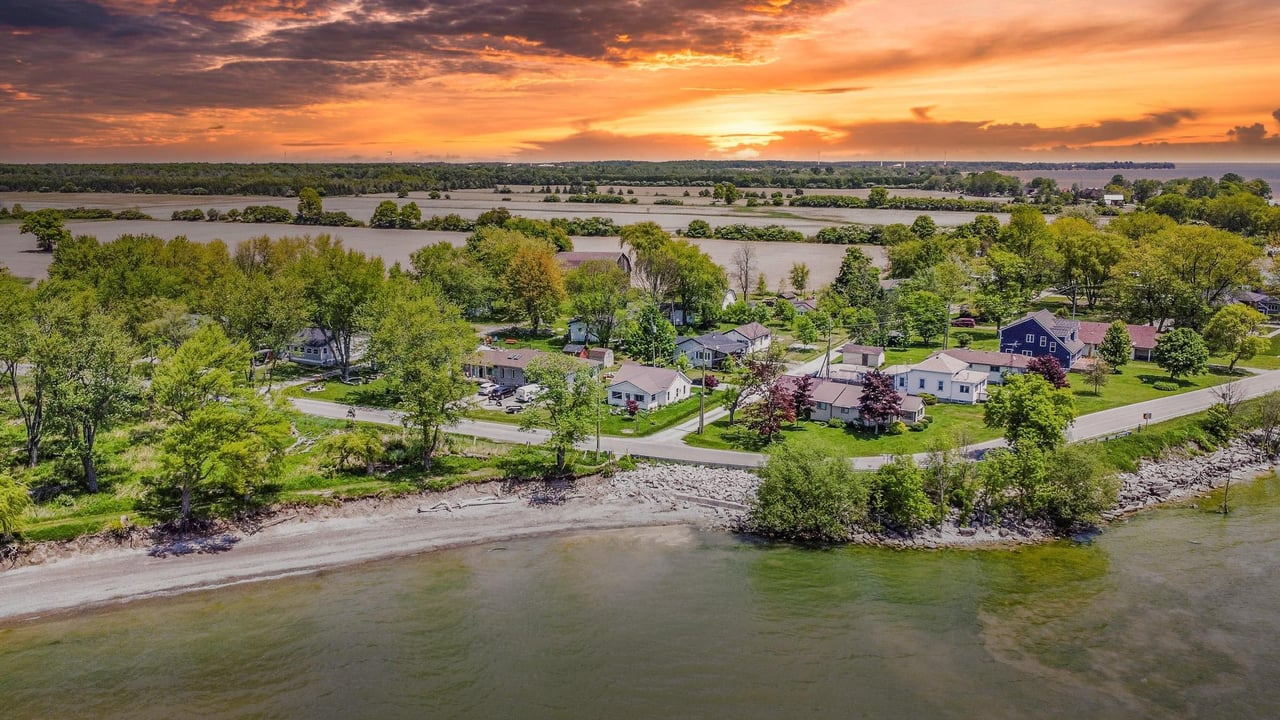 FAMILY LAKE HOUSE