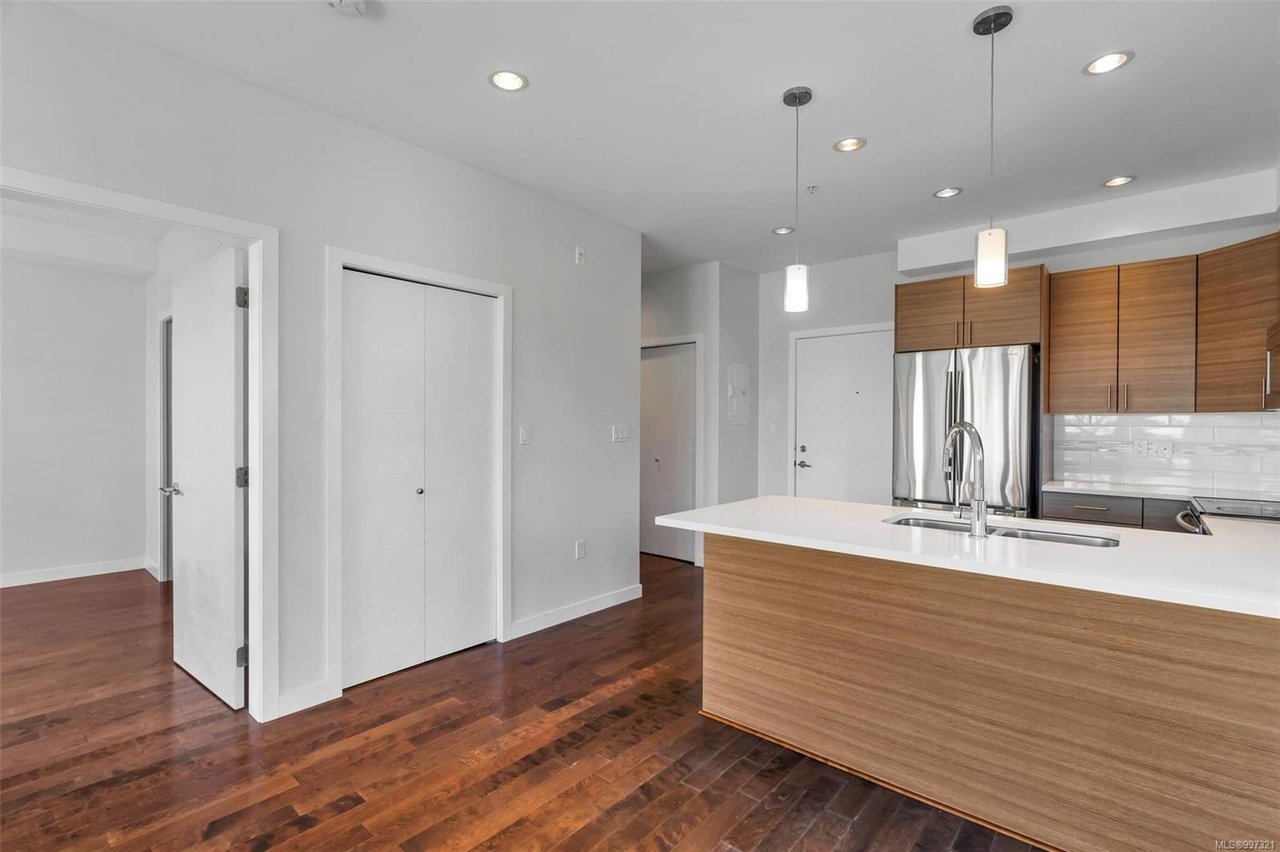 306-924 Esquimalt Rd