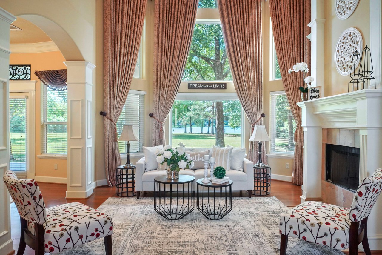 The formal living sitting area with the great LAKE VIEW!