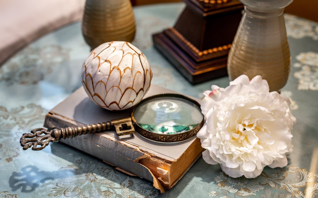 COMPLIMENTARY PROFESSIONAL STAGING 