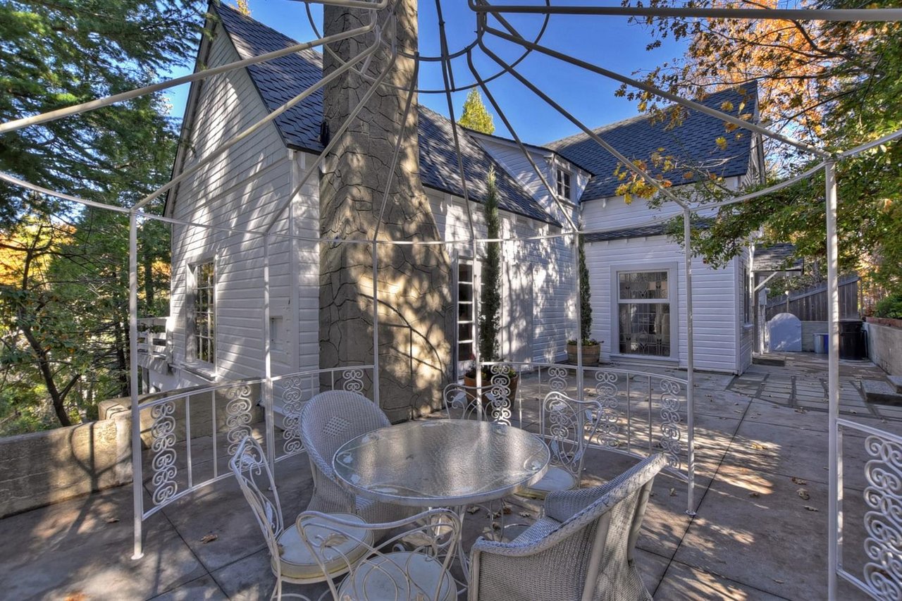 323 Sunset Dr