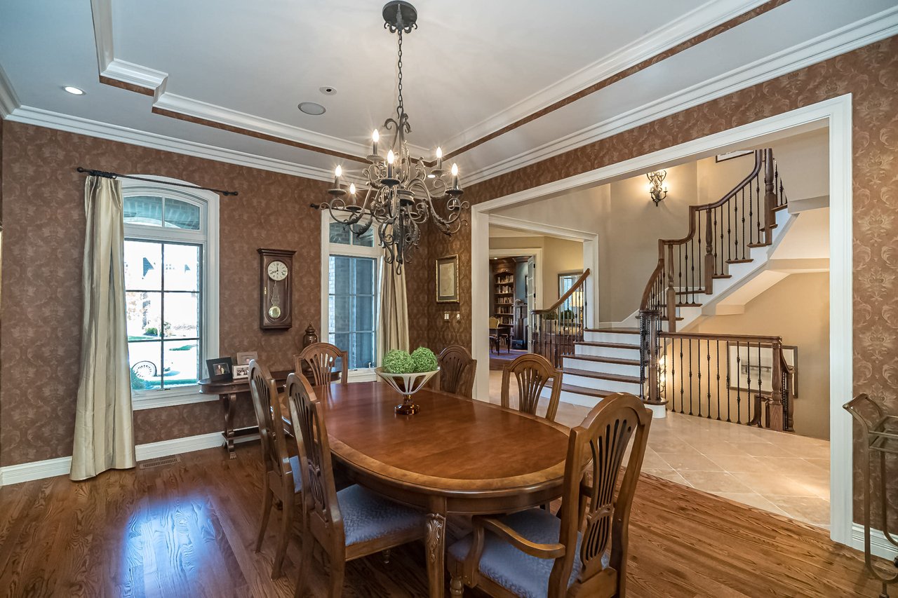 Carefree Luxury Living in Ladue Schools