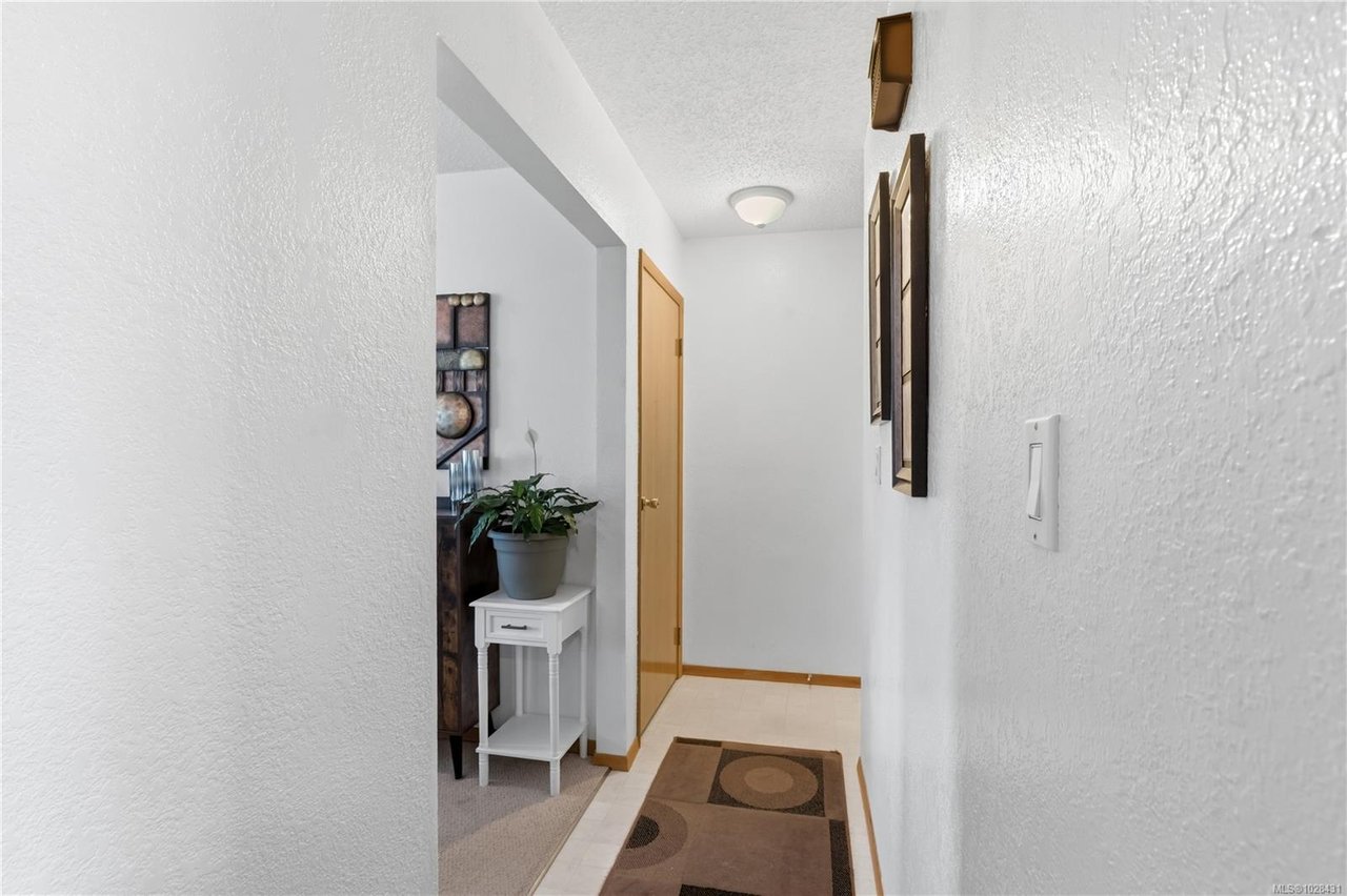 1639 Holly Cres
