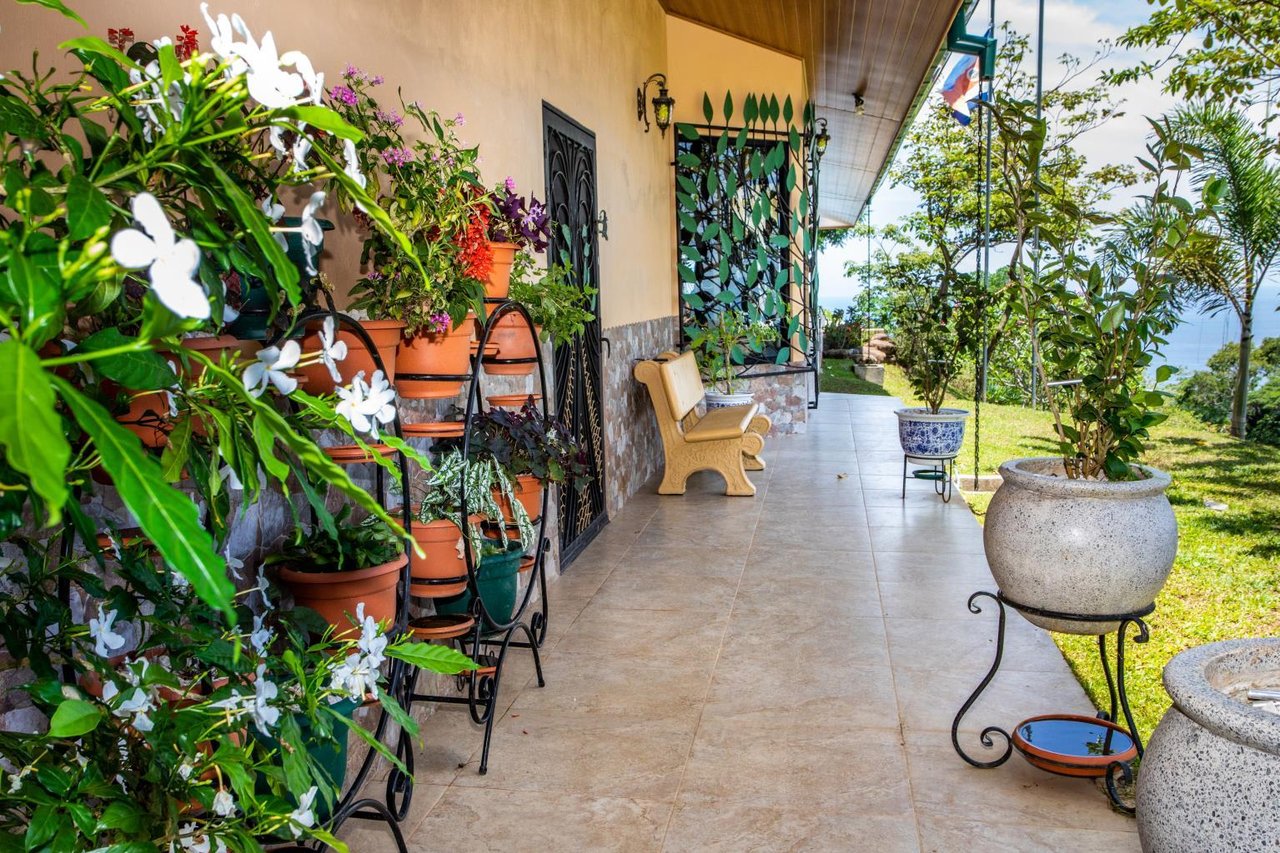 Incredible 7,000 Ft2 Ocean View Home With 200 Acre Reserve!