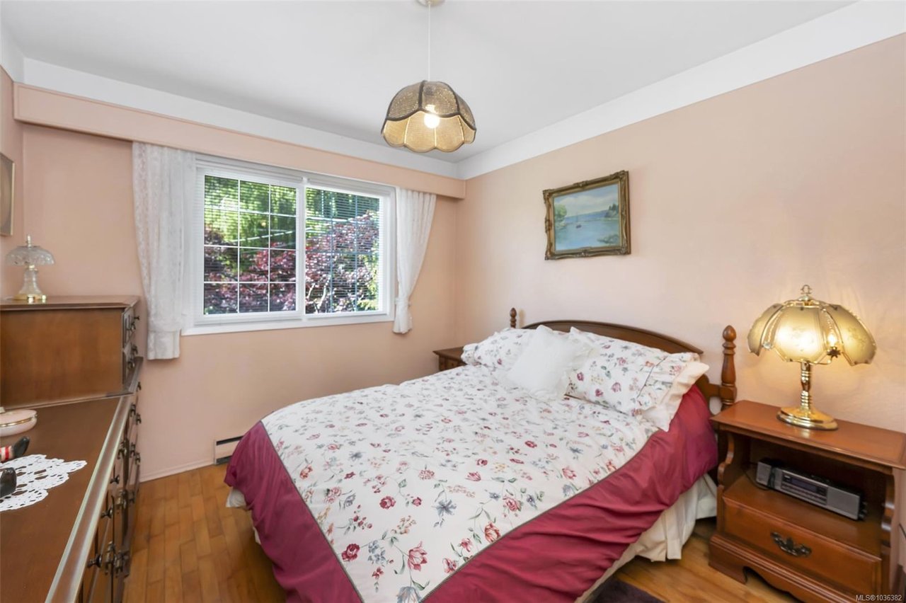 989 Abbey Rd, Saanich