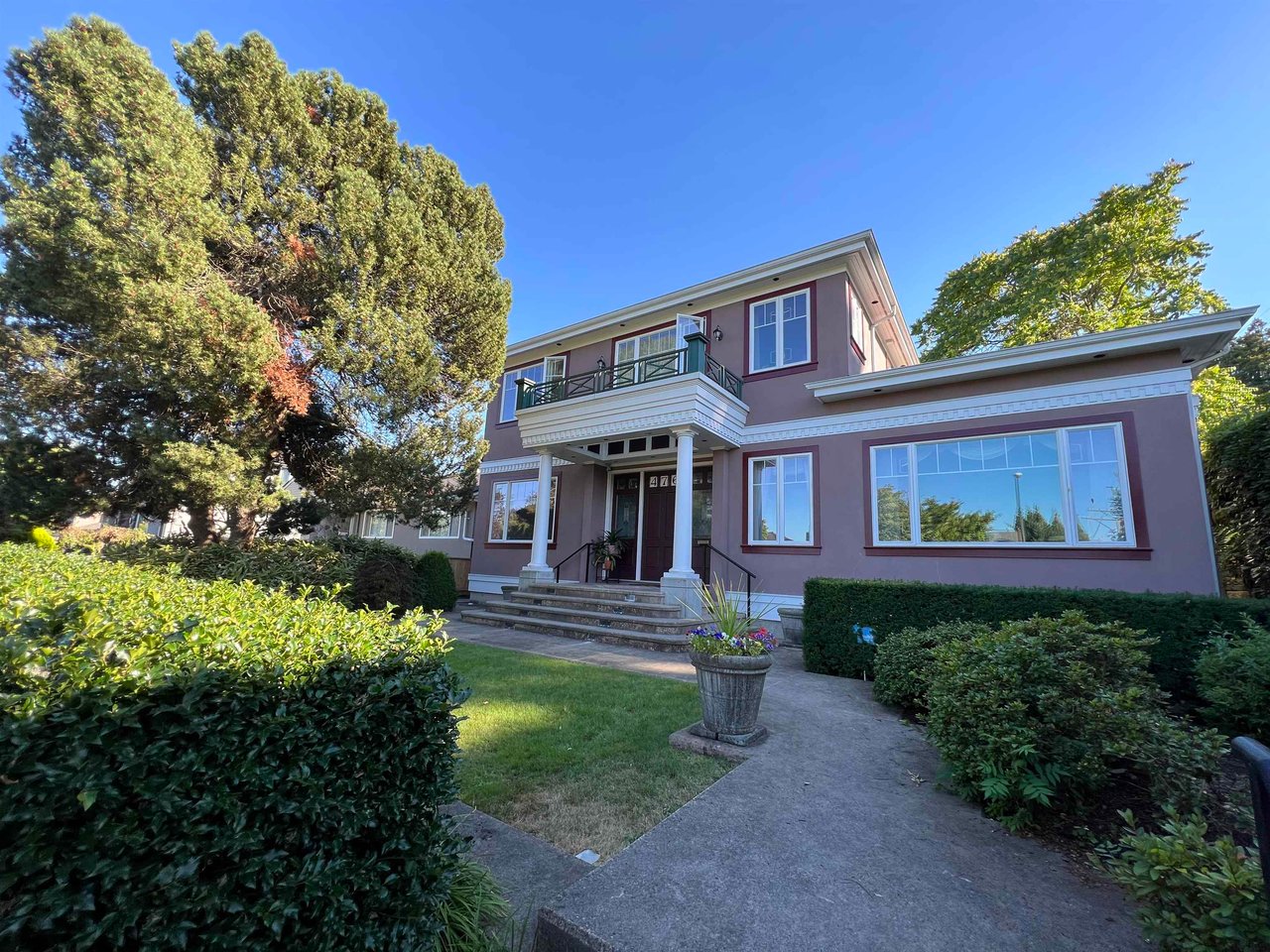 476 W 27th Ave