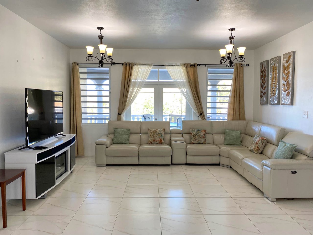 192 Penthouse Three Bedroom Apartment in Belle Vue