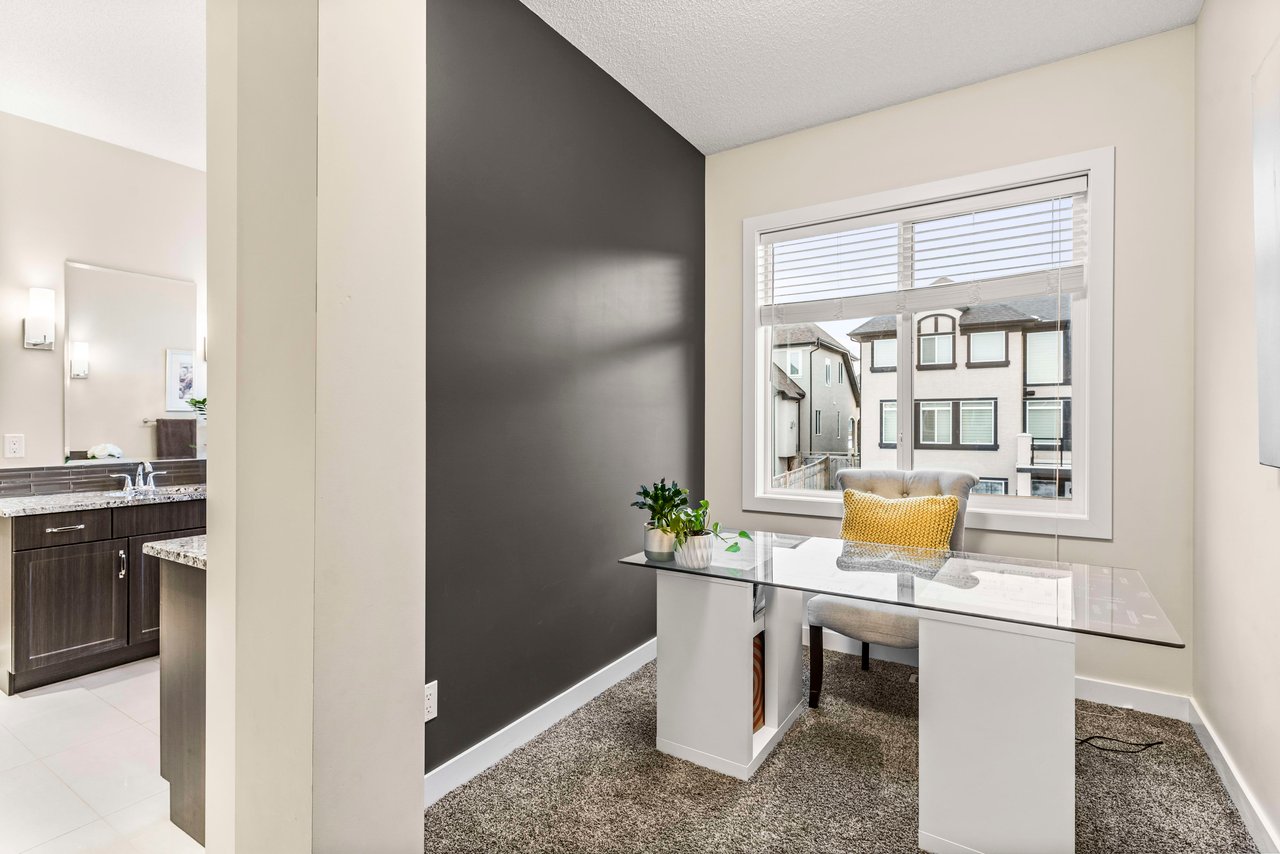 208 Mahogany Bay SE
