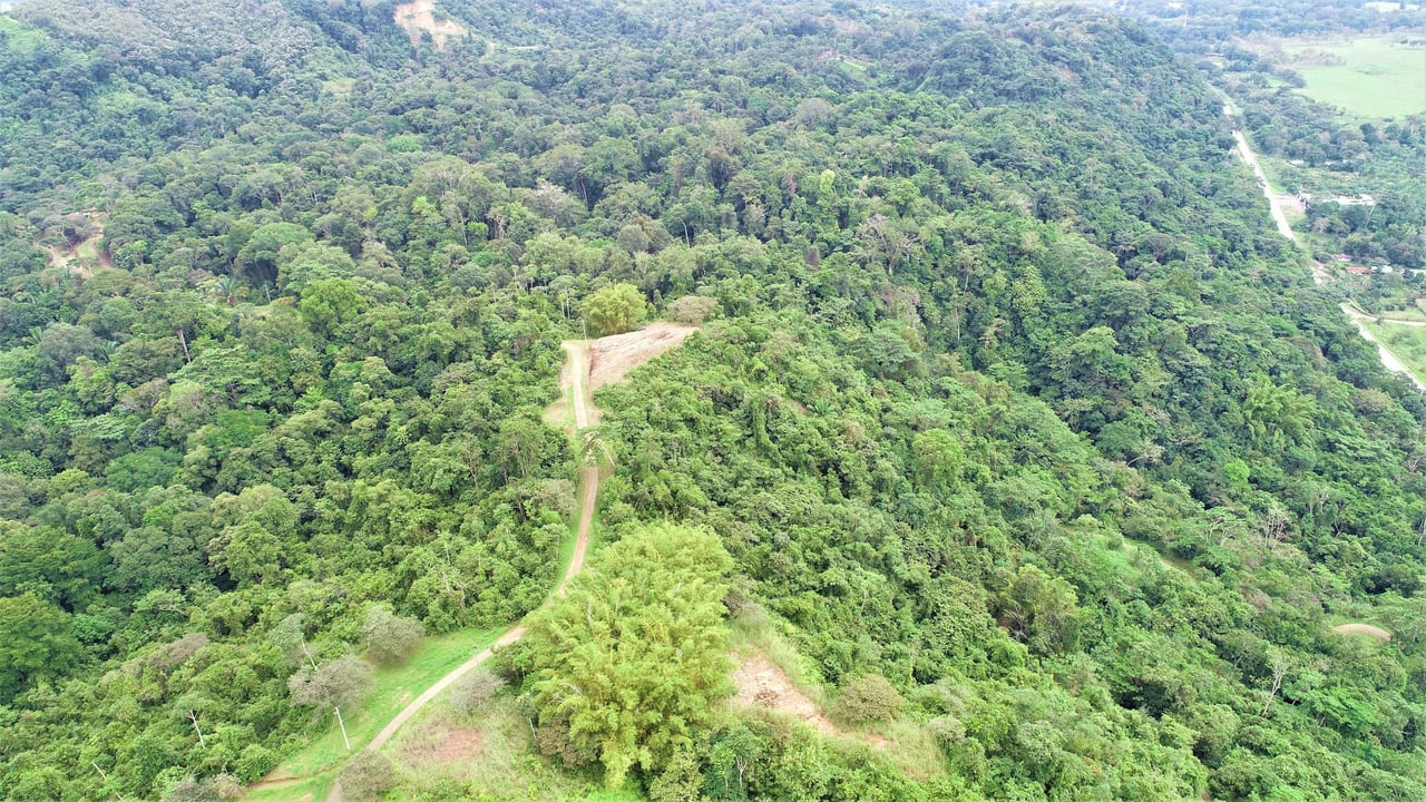 9 acres property with 360 panoramic views and 80m highway frontage