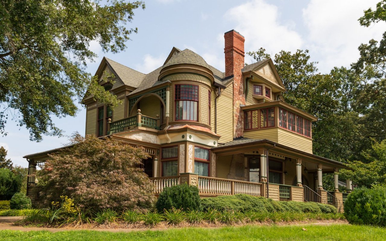 4 Features Synonymous With Victorian-Style Homes