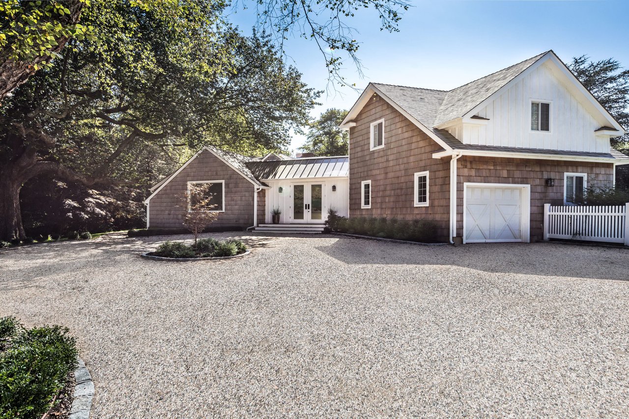 Renovated in Idyllic Bridgehampton South Location