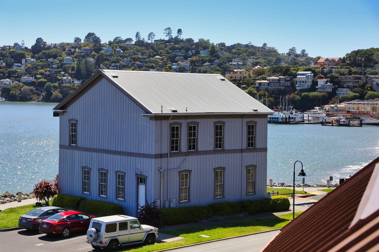 Luxury Townhome Overlooking the Bay