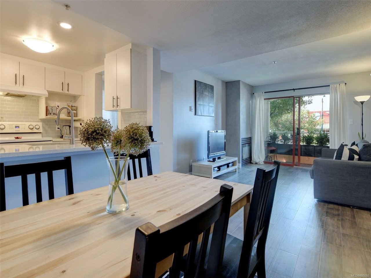 207-873 Esquimalt Rd