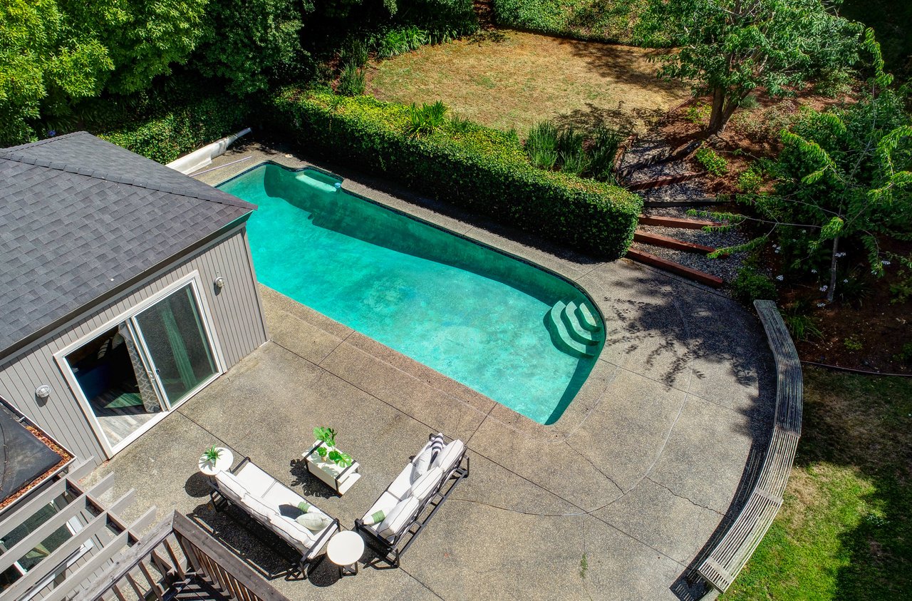 Private Reedlands Residence with a Pool 