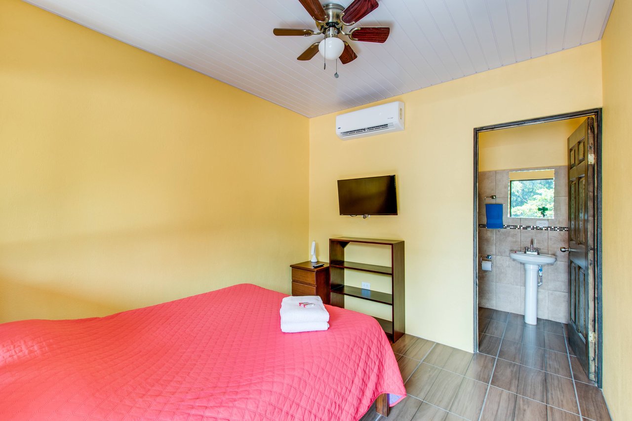 A highly-rated and high-occupancy resort with a hotel, cabins, on-site restaurant and a pool an easy 5-minute walk from PLAYA UVITA and Marino Ballena National Park!