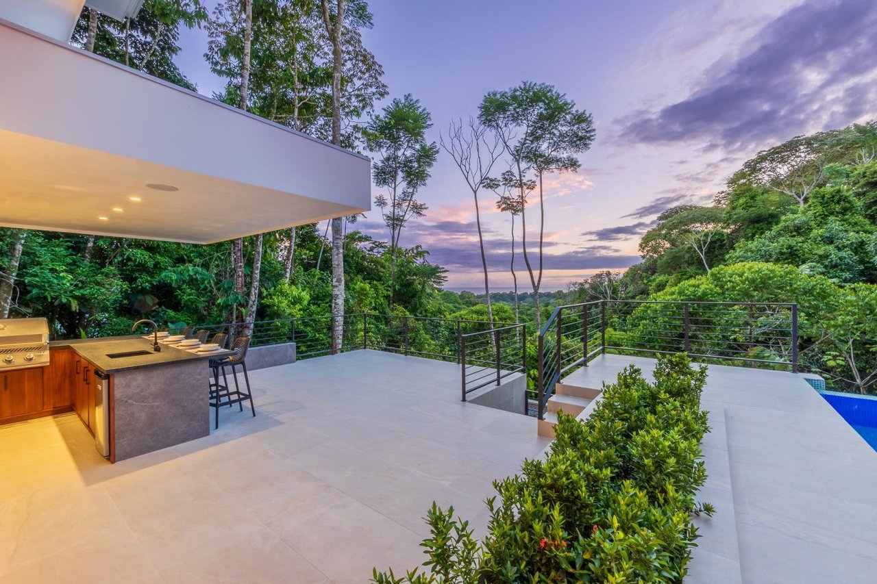 Outstanding Uvita Gem, Hidden in the Canopy with Ocean and Mountain Views