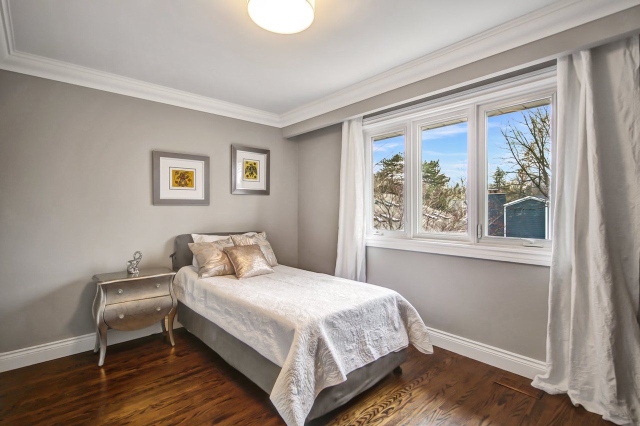 1274 Lorne Park Rd