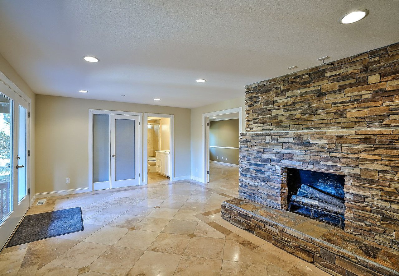 9845 Palisade Dr