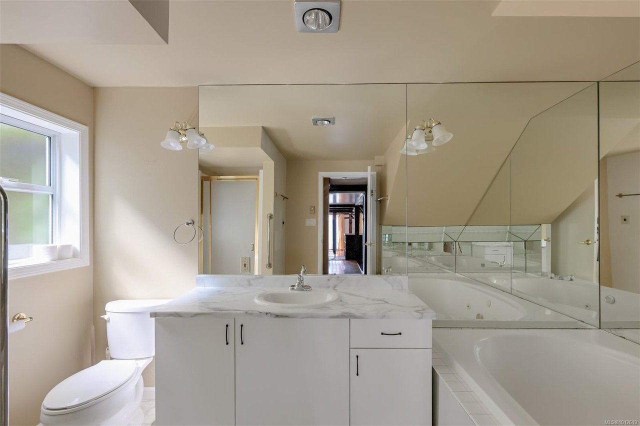 4955 Cordova Bay Rd