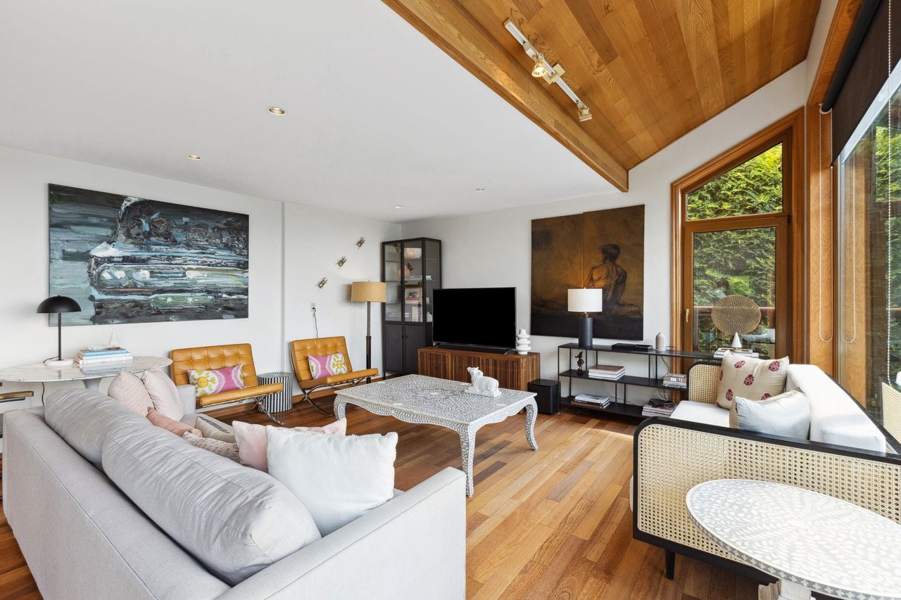 425 Mountain Dr