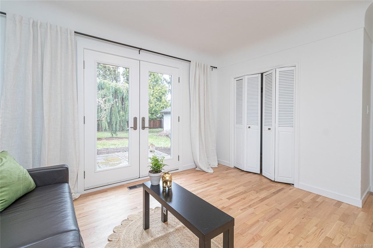 1867 Neil St, Saanich