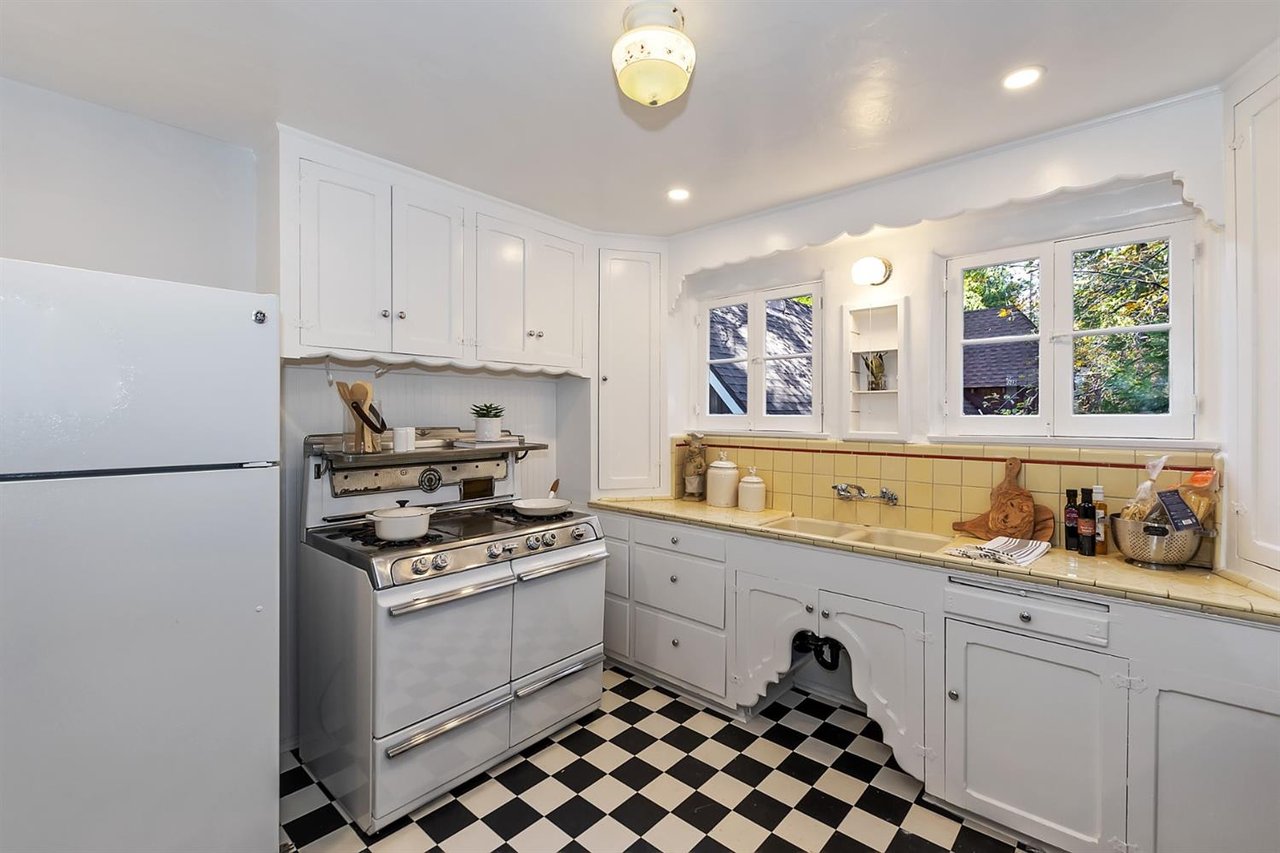 323 Sunset Dr