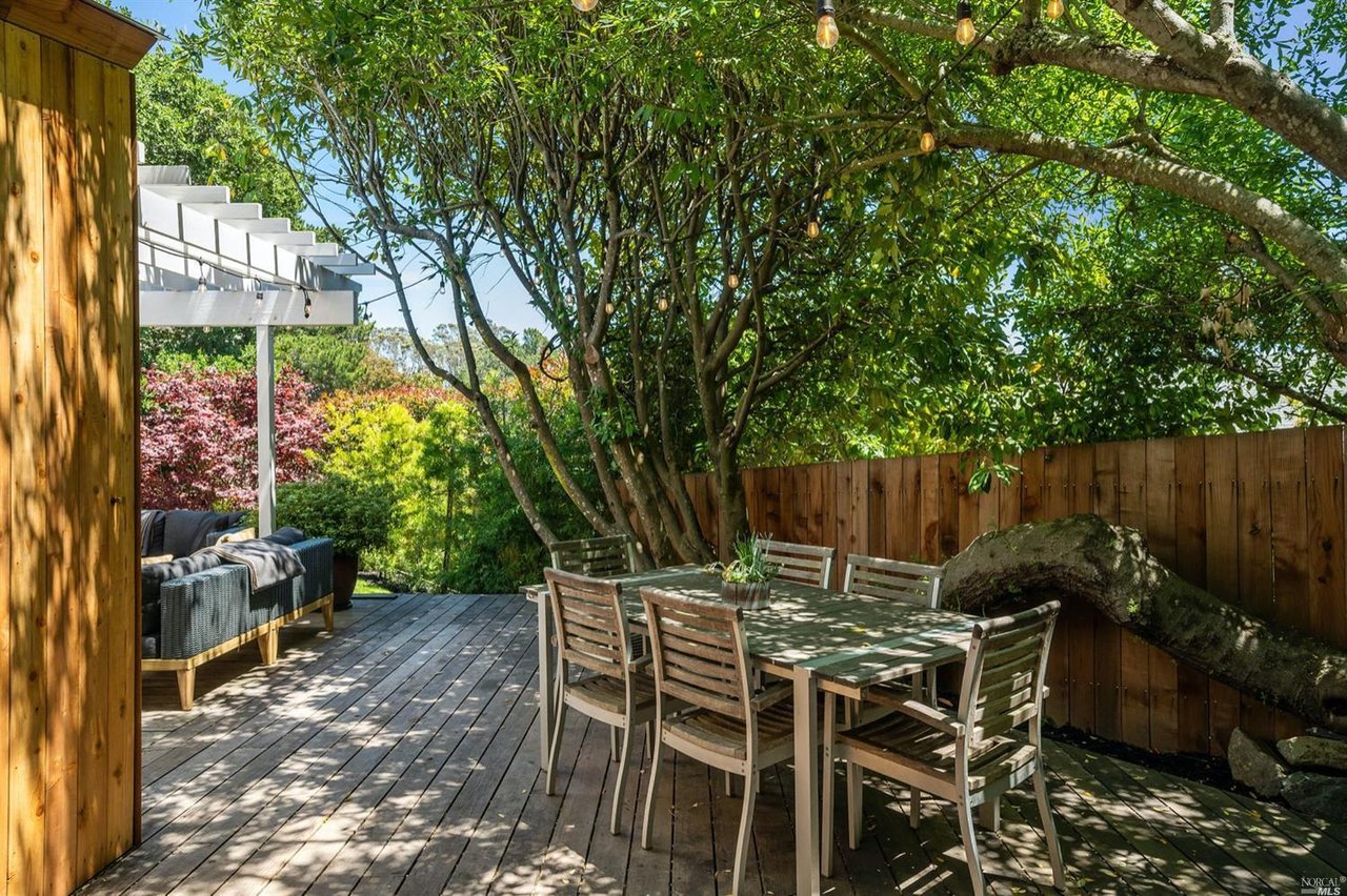 2 Cedarwood Ln