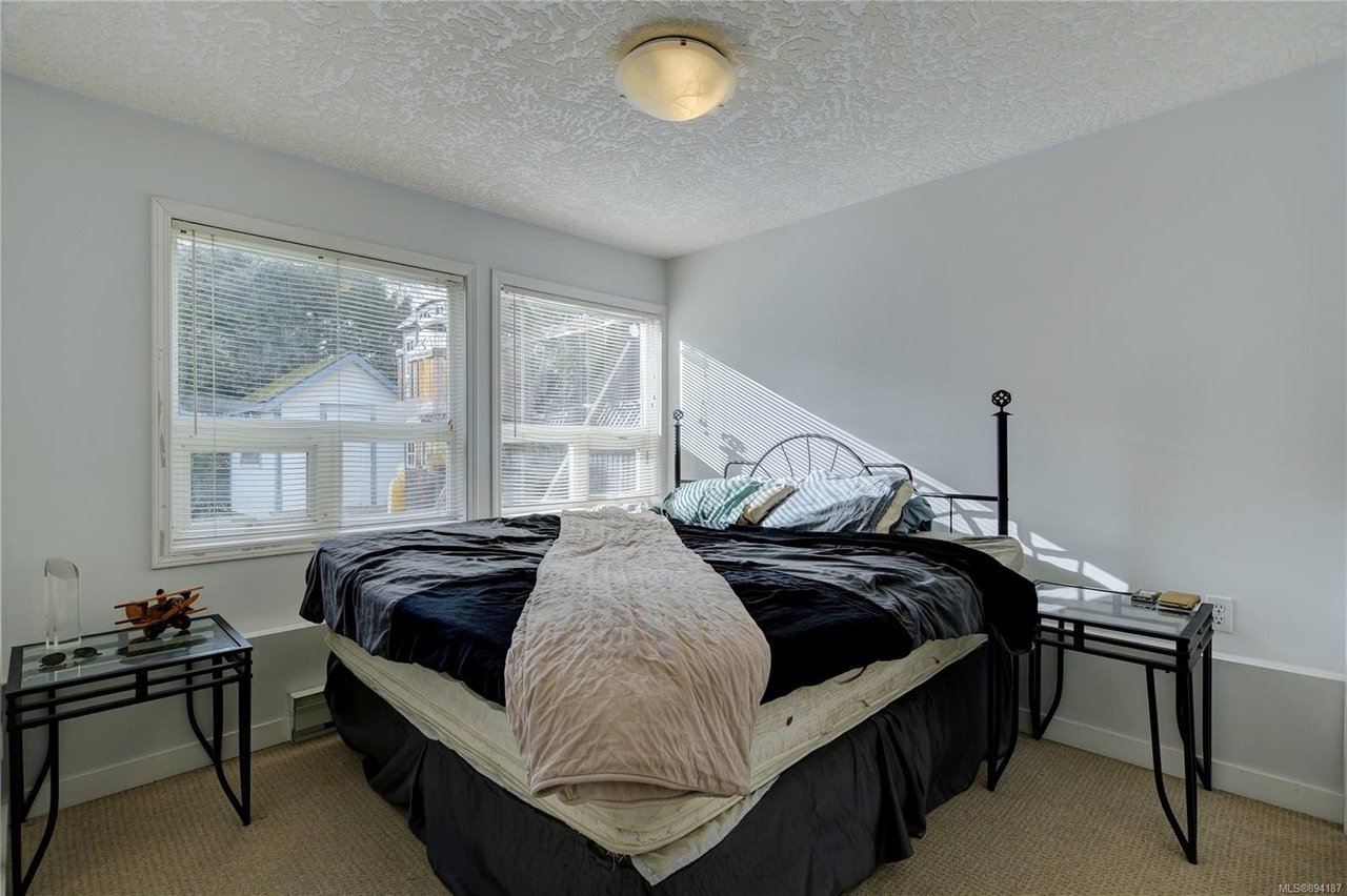 585 Baxter Ave