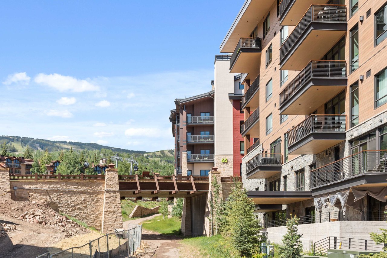 Mountain Living with this Contemporary ski-in/ski-out luxury Condo 