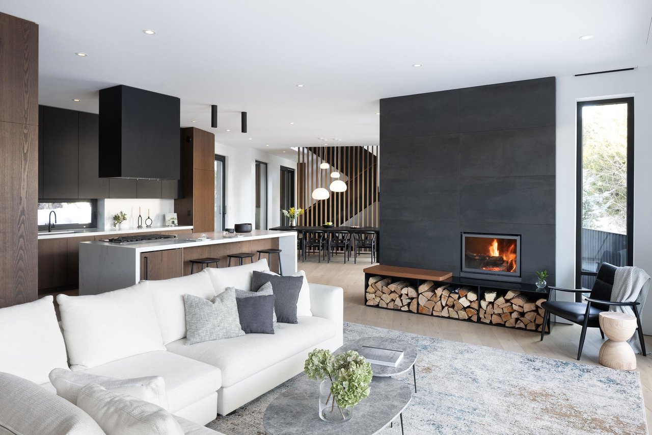 3565 Falcon Cres