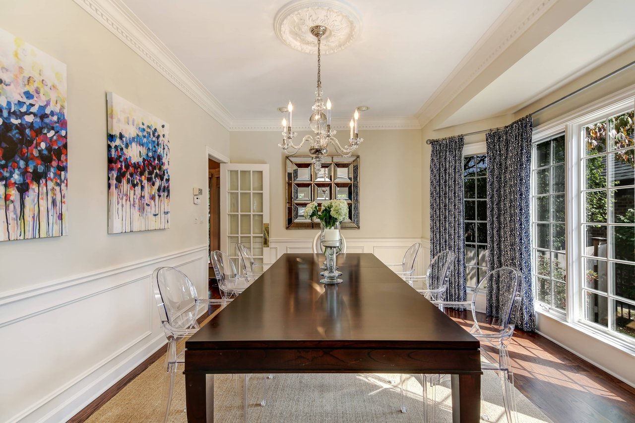 Accented with an array of modern finishes and features a sophisticated urban vibe.