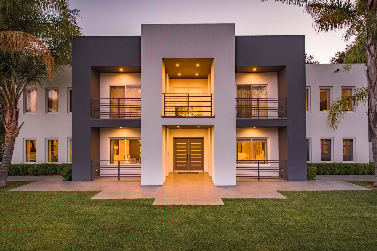 691 East Las Flores