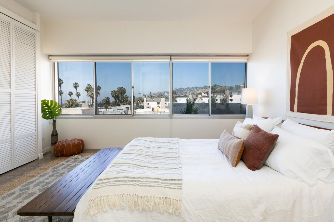 Light & Bright Condo Nestled in the Heart of Hollywood