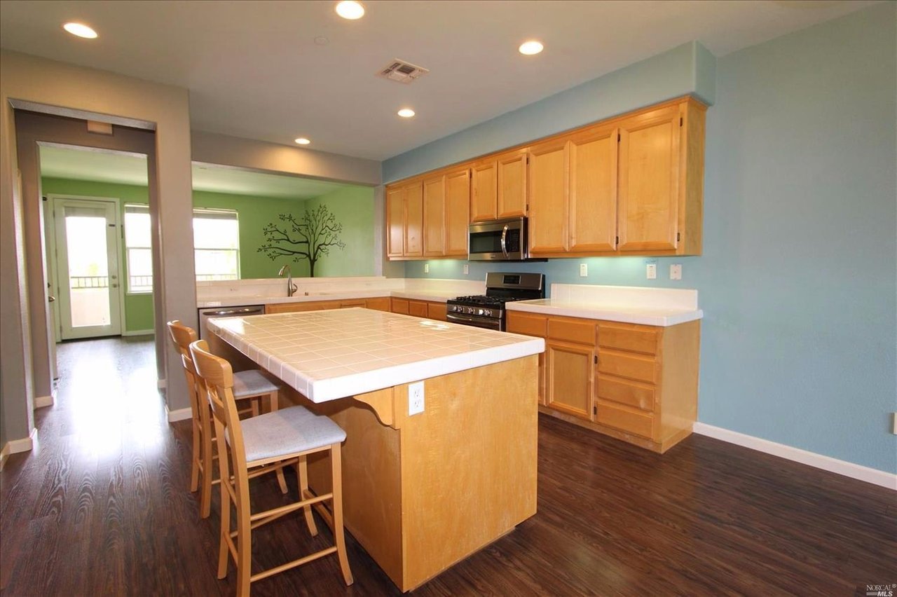 2525 Edgewater Dr