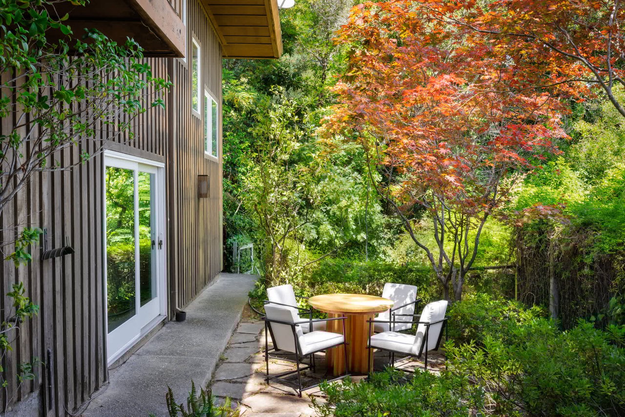 Kent Woodlands Mid Century Retreat